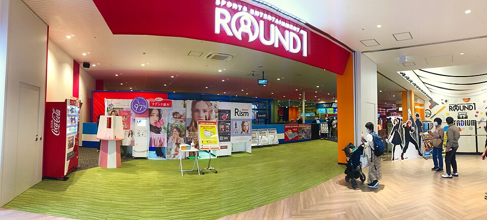 ラウンドワン春日井店の入口（旧イーアス春日井店、2021年撮影）